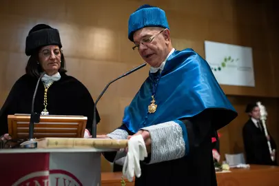 Honoris causa Antonio M. Echavarren, junto a la Rectora
