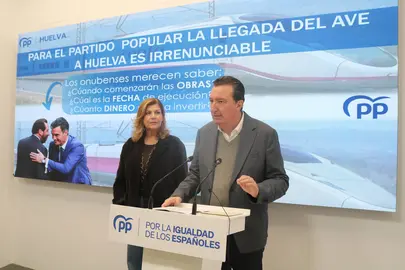 González, acompañado por Berta Centeno