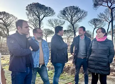 Resposnables de IU en la visita a un asentamiento chabolista  ide temporeros en Lucena