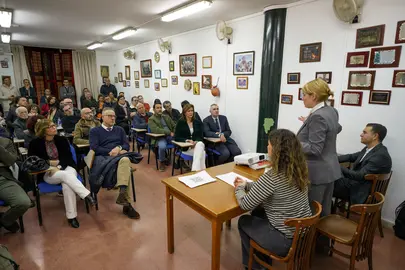 La alcaldesa presenta la propuesta a los vecinos