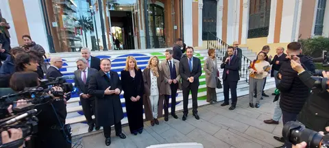 El ministro Oscar Puente a su llegada a la Casa Colón, acompañado por la alcaldesa de Huelva, Pilar Miranda, y el presidente de la Diputación, David Toscano