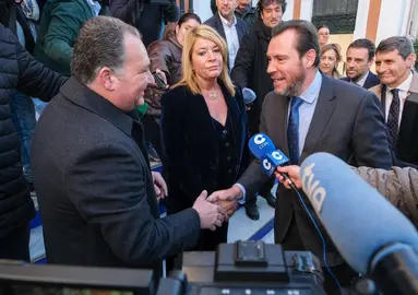 Toscano saluda a Puente, en presencia de la alcaldesa de Huelva