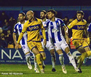 Lance del partido entre el Alcorcón y el Recreativo.