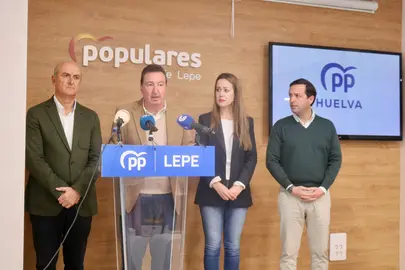 Manuel Andrés González, junto a cargos del PP en Lepe
