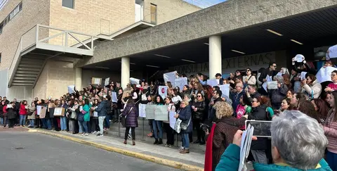 Concentración ante el Hospital Juan Ramón Jiménez