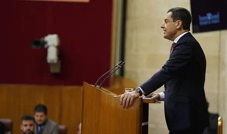 Juanma Moreno el día que anunció en el Parlamento las nuevas medidas