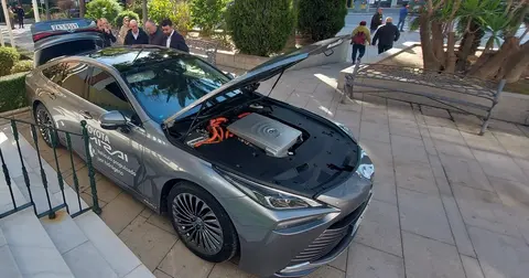 Imagen de un vehículo Toyota propulsado con hidrógeno