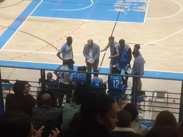 Víctor Pontanilla debutó en el CDH con sólo ocho jugadores.