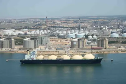 Un barco metanero frente a Enagas