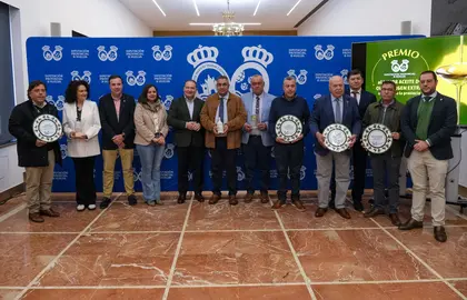 Foto de familia en la Diputación de todas las almazaras premiadas