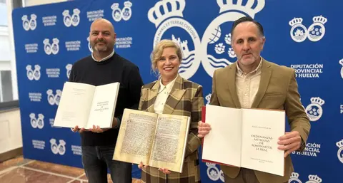 La diputada de Cultura, Gracia Baquero, junto a los alcaldes de Zalamea, Diego Rodríguez; y Almonaster, Jacinto Vázquez, con los facsímiles editados por Archivo Diputación