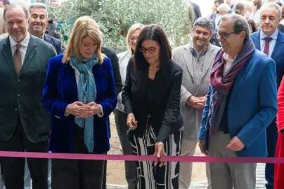 La Rectora corta la cinta protocolaria junto a la alcaldesa