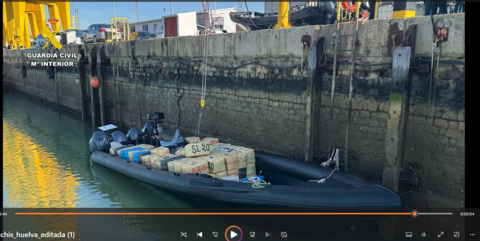 Captura de pantalla del vídeo de la Guardia Civil con la narcolancha incautada cargada de droga
