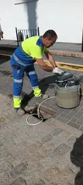 Trabajador Aqualia controlando posibles vertidos