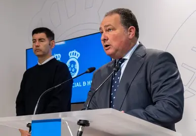 David Toscano explica el procedimiento junto al diputado Cayuela