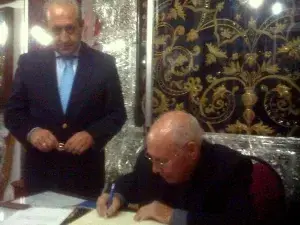 Juan Mairena firma en el libro de la hermandad de La Borriquita