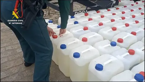 Un agente en una acción en la costa isleña