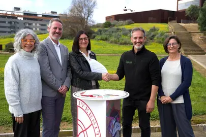 Firma del acuerdo a los pies de La Almagra