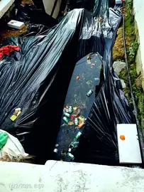 Arrojando basura a los restos arqueológico de San Pedro