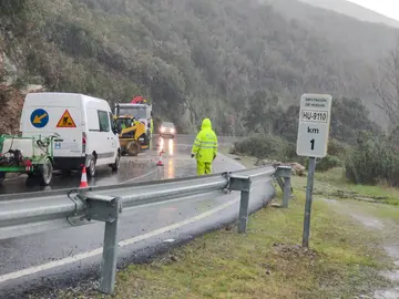 Las intensas lluvias afectan a una docena de carreteras de Huelva, como esta, la de Carboneras, en Aracena, HU-8128, donde la Diputación ha tenido que intervenir