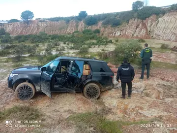Agentes de Guardia Civil y Policía Local con el segundo vehículo intervenido