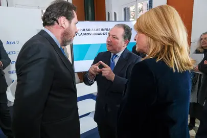 David Toscano charla con Puente, en presencia de la alcaldesa de Huelva