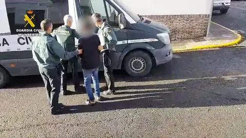 Agentes de la Guardia Civil conducen al detenido