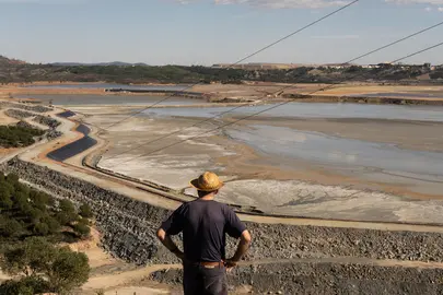 Balsa de residuos mineros en Riotinto, zona crítica

La empresa Atalaya Mining ha pedido a la Junta seguir con la explotación minera de Río Tinto. Ello conlleva verter todos los años 10 millones de metros cúbicos de residuos tóxicos, en unas balsas de estériles mineros ya colmatadas tras años de actividad minera.

La magnitud de estas balsas es colosal. Se trata de los mayores depósitos de estériles mineros de nuestro país. Gossan, Cobre y Aguzadera, son un único conjunto que ocupa 595 hectáreas, con hasta 100 metros de profundidad y que acumulan unos 240 millones de toneladas de lodos tóxicos. Con la pretendida ampliación por parte de la empresa, alcanzarían los 400 millones de toneladas. Esto es, 30 veces el volumen de tóxicos vertidos en el desastre de Aznalcóllar.

Corta Atalaya, corta minera que ha estado funcionando aproximadamente unos 90 años, la iniciaron los ingleses y observamos el "bocado" realizado en la montaña. Ahora en abandono, han roto todos los niveles freáticos, acuíferos y manantiales, el agua se acumula y vemos como sale al nacimiento del río Tintillo, al río Odiel, donde quieren hacer una presa con estas aguas contaminadas para mandarla a los regadíos del entorno de Doñana y la Ría de Huelva.
Escombrera con filtraciones sin control de ningún tipo, aguas rojas que contienen hierro, azufre, arsénico, zinc, cobre... entre otros muchos elementos químicos.
©Greenpeace/PedroArmestre
  
©Greenpeace Handout/PedroArmestre- No sales - No Archives - Editorial Use Only - Free use only for 14 days after release. Photo provided by GREENPEACE, distributed handout photo to be used only to illustrate news reporting or commentary on the facts or events depicted in this image.