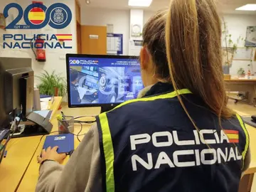 Una agente en plena investigación