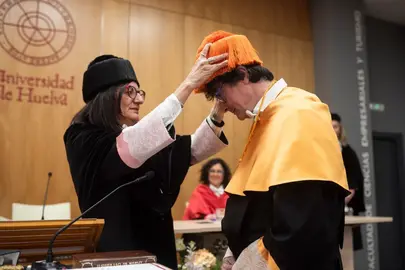 Imposición de atributos doctorales en la UHU