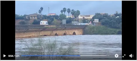 El río Tinto a su paso por el puente romano de Niebla, casi tapado