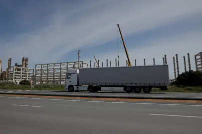 El camión del Tour d´Europe recorre la nueva planta de biocombustibles 2G en construcción