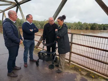 Regantes junto a la alcaldesa de Gibraleón, en el puente del Odiel, esta mañana