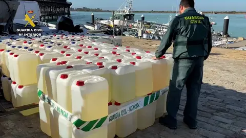 Un agente con las garrafas incautadas