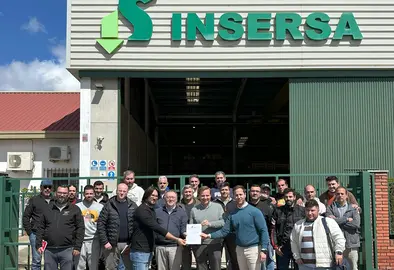 Pie de foto:  En la foto, de izquierda a derecha: José Luis Serrano presidente del Comité de Empresa y miembro de UGT, Rafael Moreno, director de Administración de INSERSA, Carlos Bermejo, representante sindicato USO y miembro del Comité, y Alfredo Ledesma, director de Recursos Humanos de la compañía, junto al resto del Comité de Empresa tras la firma del Convenio Colectivo