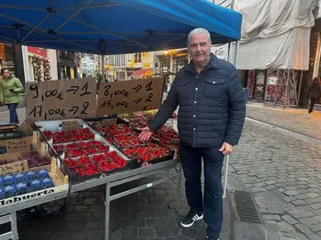 El secretario general de UPA Huelva muestra la tabla de precios de las fresas en Bruselas