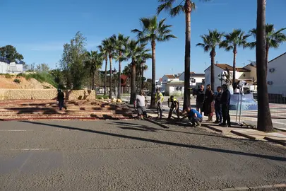 La alcaldesa, Milagros Romero, en la zona en obras