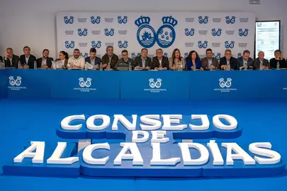 Consejo de alcaldes presidido por el presidente de la Diputación