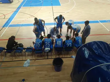 Víctor Pontanilla dando instrucciones a sus jugadores.