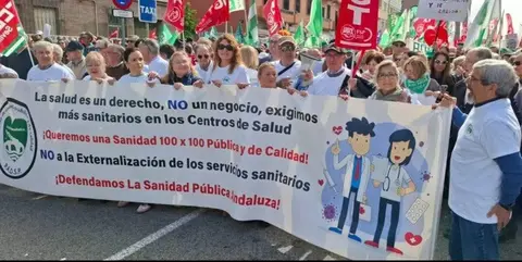 Masiva protesta en defensa de la Sanidad Pública