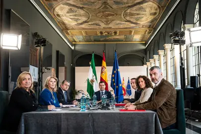 Juanma Moreno, hoy, en la Mesa de Diálogo con sindicatos mayoritarios y empresarios