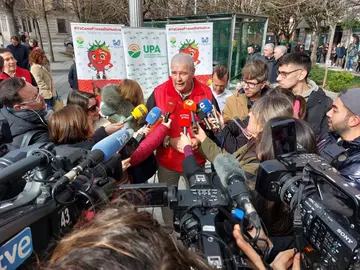 Manuel Piedra, secretario de UPA Huelva interviene en un reparto
