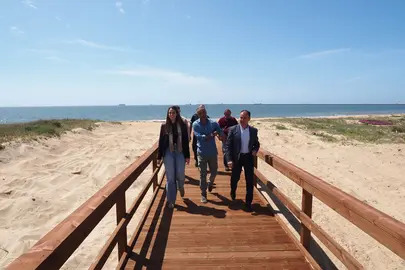 La alcaldesa de Palos visita uno de los nuevos accesos a la playa