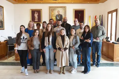 La alcaldesa de Palos, junto a personas beneficiarias