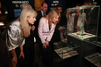 La alcaldesa, Pilar Miranda, observa una vitrina con ajuar tartésico de La Joya.