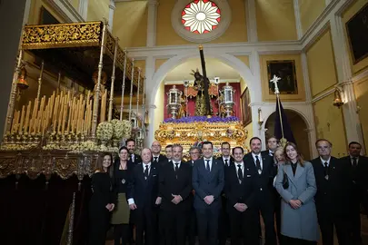 Moreno con la hermandad del Calvario en Huelva