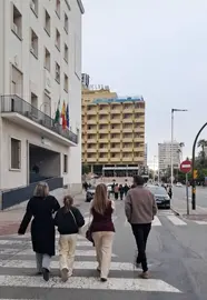 Transeúntes pasando por la puerta del Palacio de Justicia