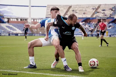 Lance del partido entre el Recre y el Ibiza.