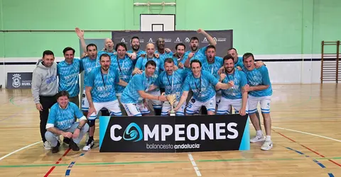 Los campeones celebrando el título.