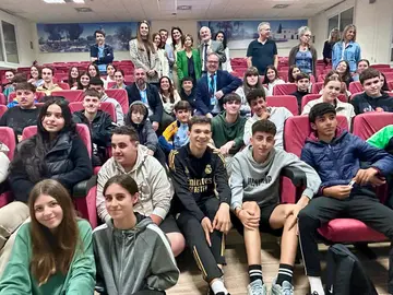 Loles López visita la compañía energética Moeve en Palos de la Frontera